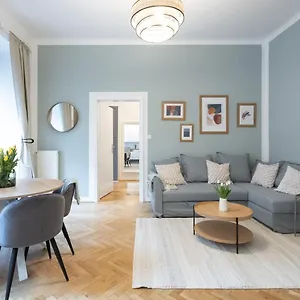 With Balcony - Trendy Neighborhood Apartment Wien